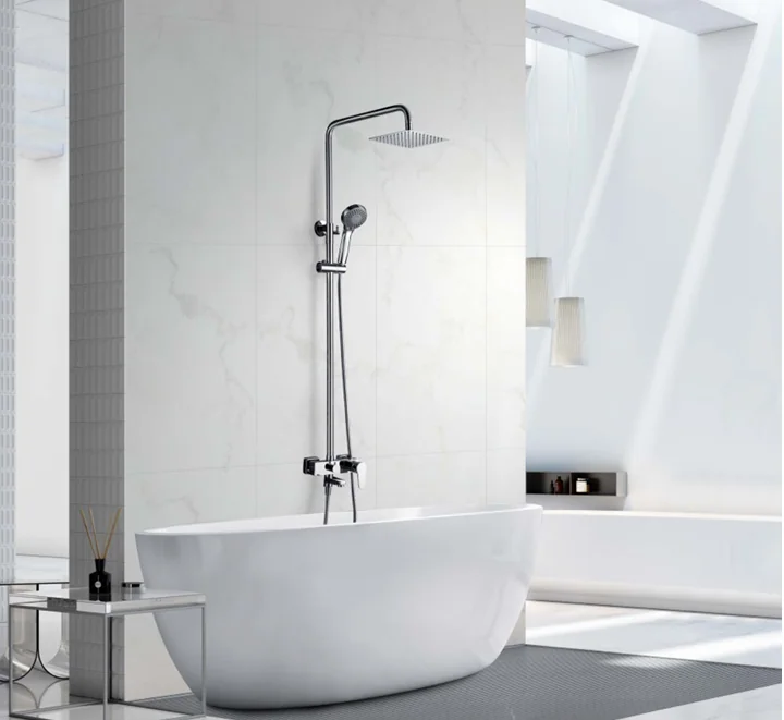 Ducha bañadera IMEX en baño luminoso