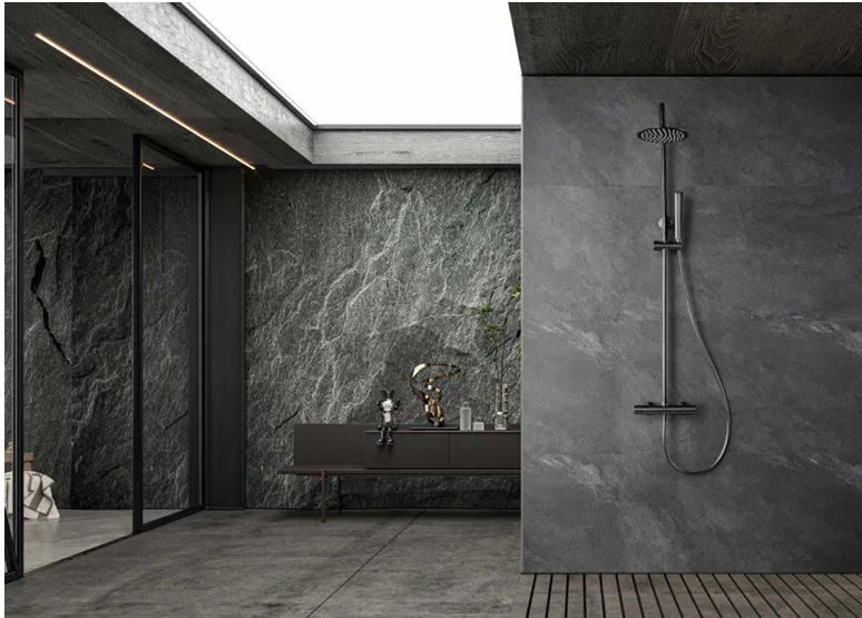 Ducha IMEX en baño amplio con porcelánico oscuro.