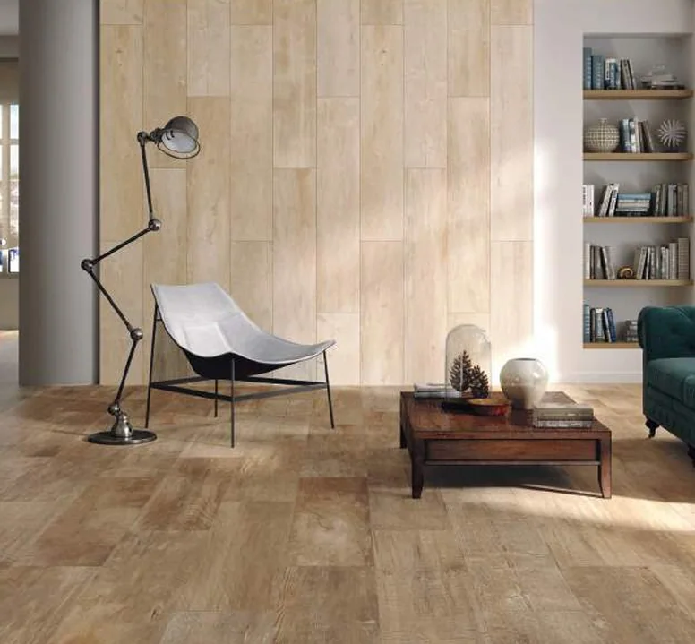 Madera Aparici en living con revestimiento símil madera