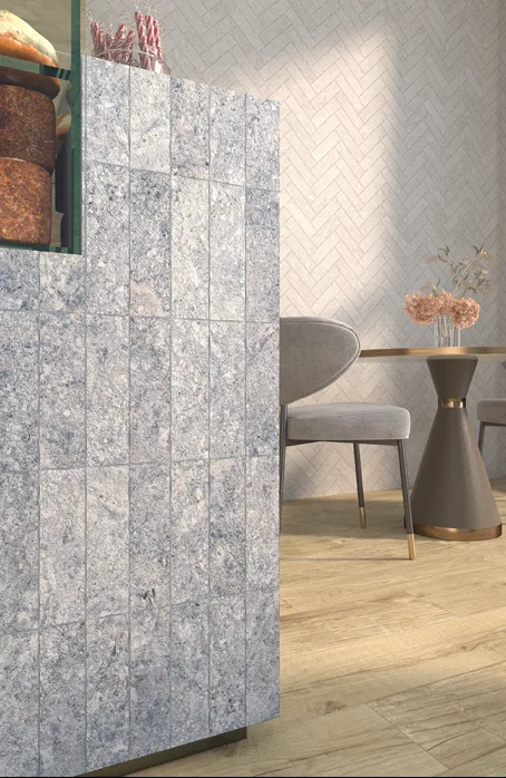 Piso decorativo con patrón circular en tonos gris y blanco