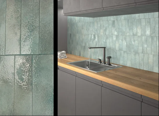 Cocina con backsplash verde y piso porcelánico símil piedra