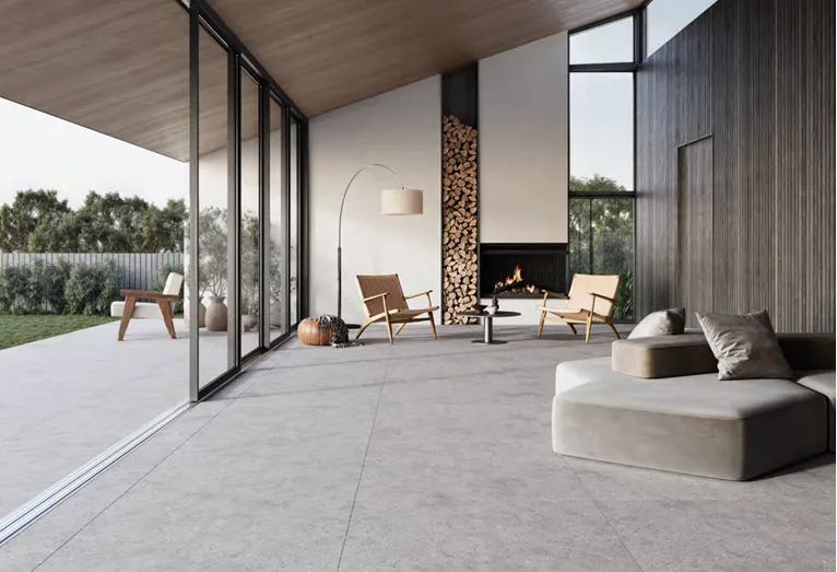 Living con piso porcelánico gris mate antideslizante.