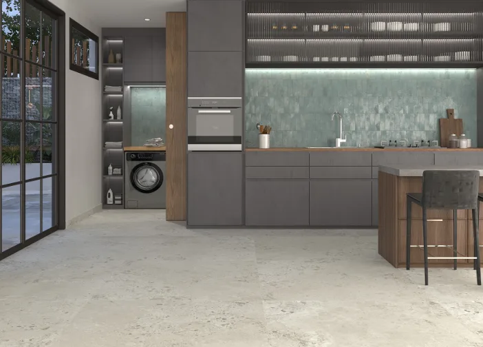 Cocina con bacha y revestimiento verde antideslizante.